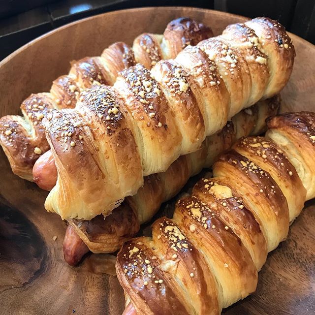 ベーカリートムです。今日はマスタードソーセージのデニッシュがございます!日替わりで今日のみです。不定期なのが申し訳ないところです、、。日替わりが出るときは出来るだけ、インスタでお知らせ致します!本日もよろしくお願い致します。#bakerytom #ベーカリートム #パン屋#パン#高津 #溝の口#川崎市#高津区#デニッシュ#マスタードソーセージ