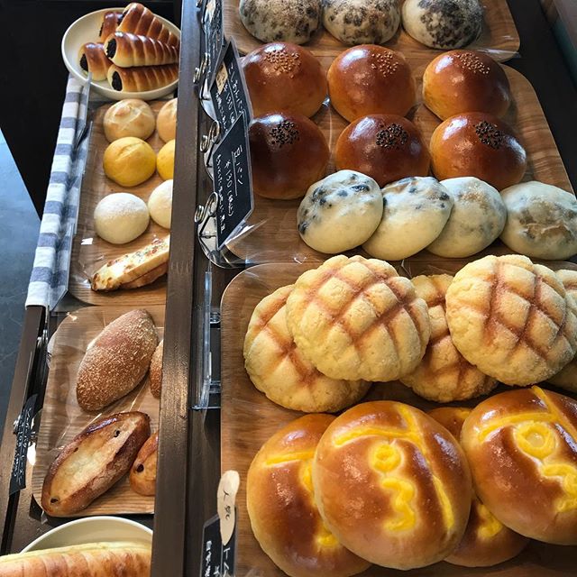 ベーカリートムです。4月、我が家の子供も新しい環境が始まり、まだまだ慣れない日々。仕事をしていると子供との時間も限られており、色々考えてしまいますが、とりあえず好きなパンを食べさせて、お腹は満足してもらっていますおやつに甘いパン、揃っております、ぜひどうぞ。#bakerytom #ベーカリートム #パン屋#パン#高津 #溝の口#川崎市#高津区#菓子パン#おやつ