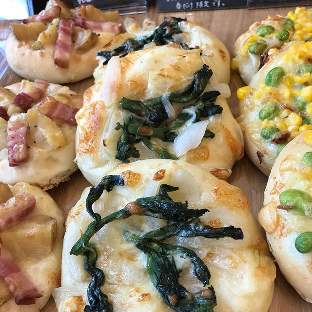 ベーカリートムです。朝からの雨は、15時には晴れるそうですね!春の新商品、新玉ねぎと菜の花のフォカッチャは、4月いっぱい位で終わりになりそうです。まだお試しでない方、ぜひどうぞ!オリーブオイルと塩で焼いた新玉ねぎが甘ーいですよ️#bakerytom #ベーカリートム #パン屋#パン#高津 #溝の口#川崎市#高津区#新玉ねぎと菜の花のフォカッチャ#フォカッチャ