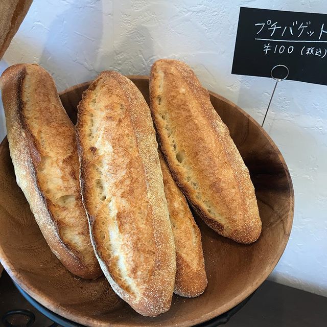 ベーカリートムです。本日、食パンは売り切れてしまいましたが、まだパン色々とございます!時々登場する小さいサイズのプチバゲット、100円です。冬までの人気者あんバターで使っていたサイズです。お家でのサンドイッチなどに使いやすいです日月は定休日ですが、1〜4日は営業いたしますので、よろしくお願い致します!#bakerytom #ベーカリートム #パン屋#パン#高津 #溝の口#川崎市#高津区#プチバゲット